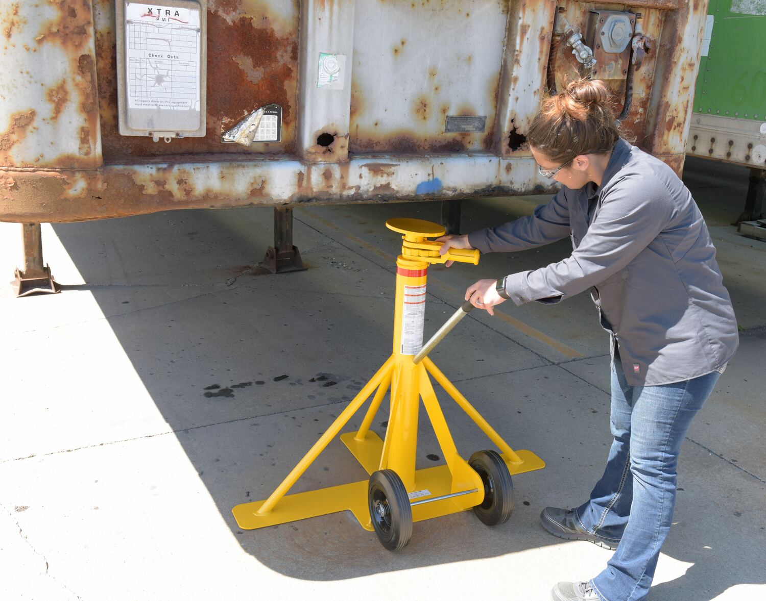 Vestil Steel Big Foot Stabilizing Jack 35-7/16 In. x 48 In. x 39-1/2 In. 40000 Lb. Capacity